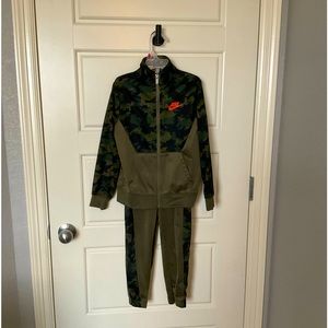 Nike 7L boys matching set sweater and pants